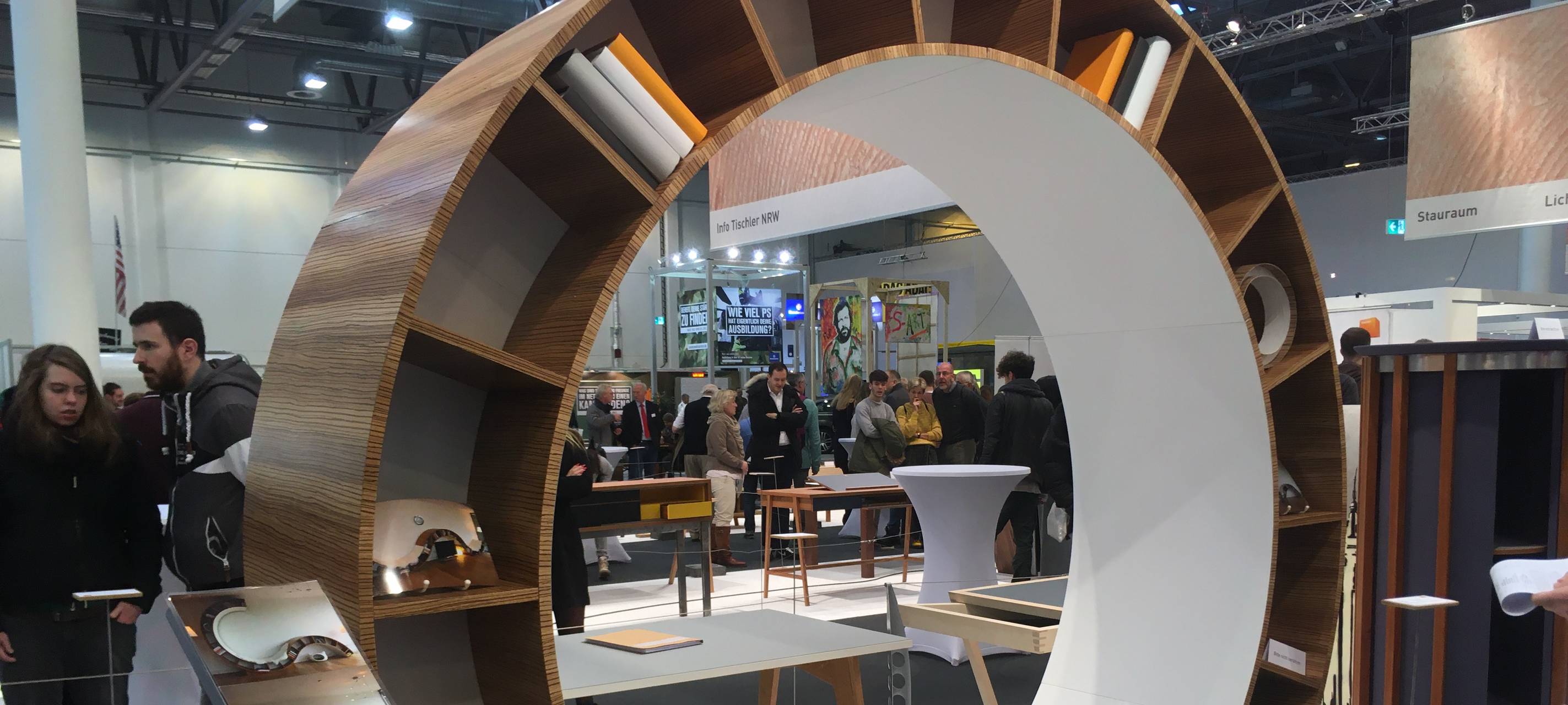 Messe Essen: Sarg für Fußballfans auf der Mode-Heim-Handwerk