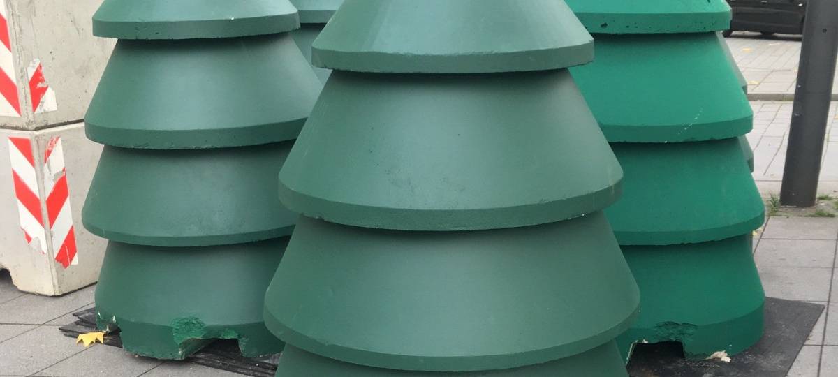Grüne Betontannen auf dem Weihnachtsmarkt