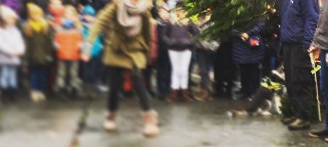 Weihnachtsbaum-Weitwurf-Meisterschaft in Rüttenscheid