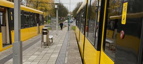 Eine Straßenbahn an einer Halstestelle