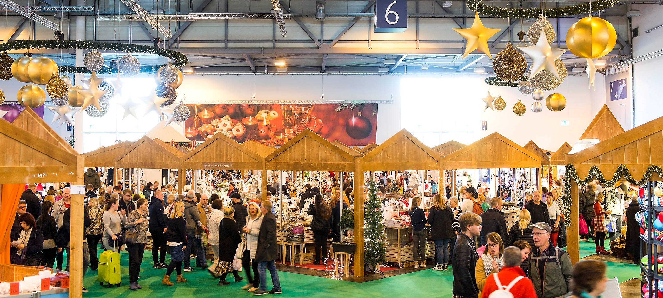 Die "Christmastown" sah ein bisschen aus wie ein kleiner Weihnachtsmarkt. Auf der Bühne gab es vorweihnachtliches Programm.