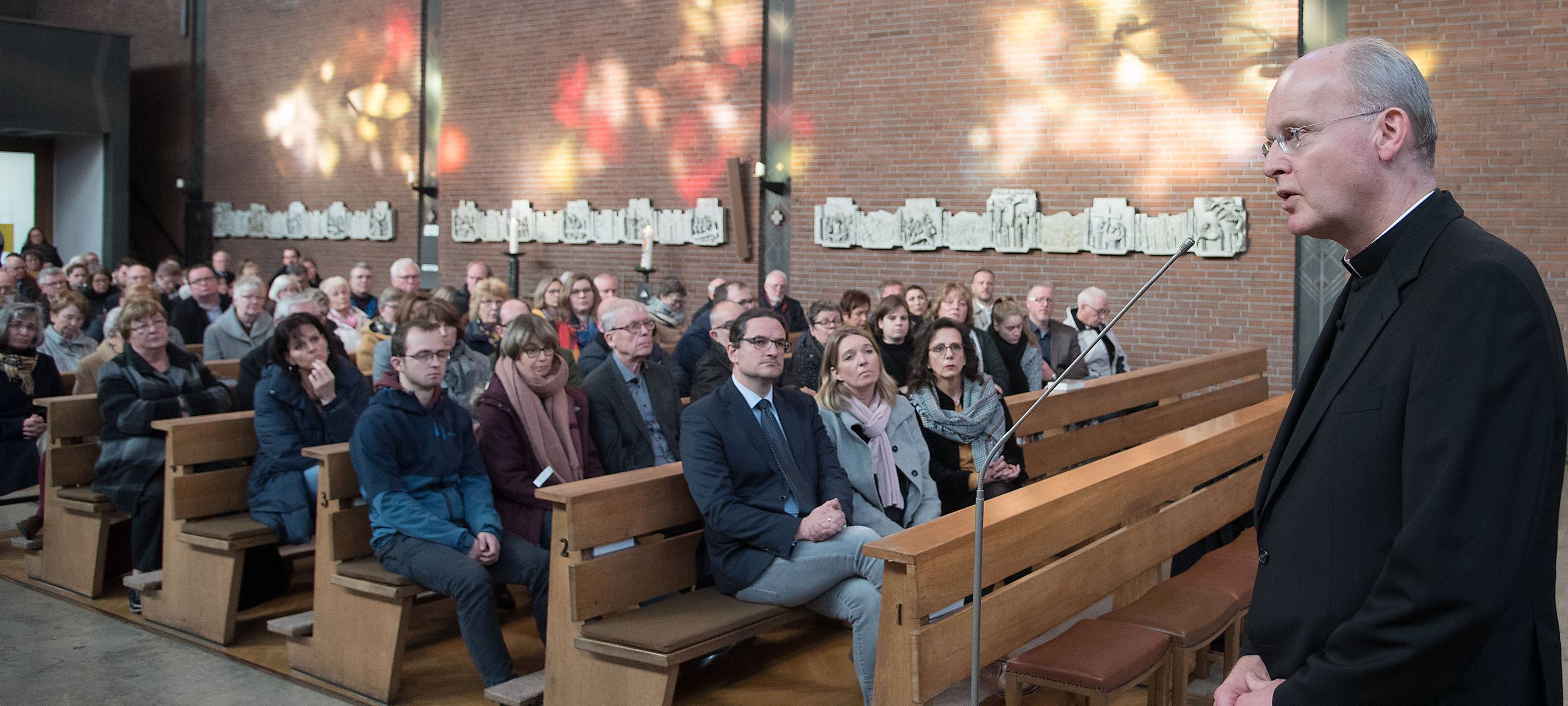 Ruhrbischof Overbeck steht der Gemeinde in Bochum-Wattenscheid Rede und Antwort. Hier arbeitete der wegen Missbrauchs von Kindern verurteilte Pfarrer bis 2015 als Seelsorger.