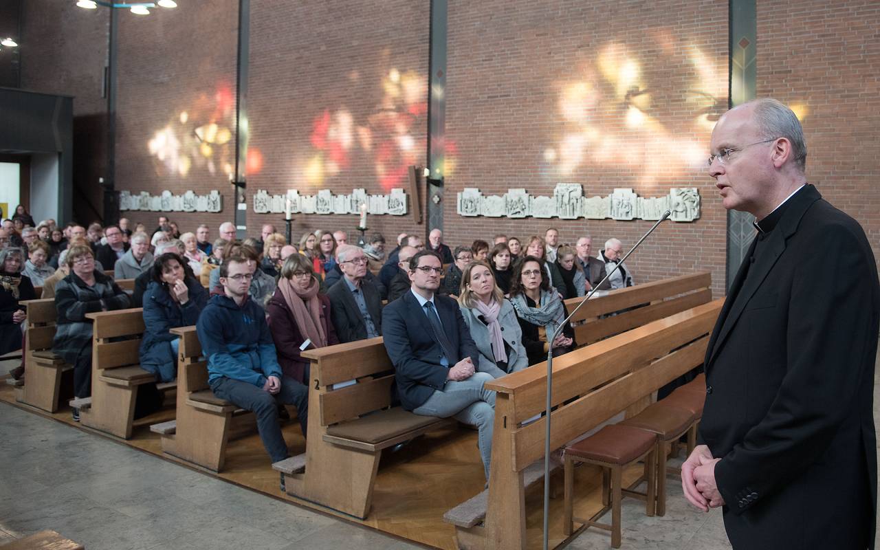 Ruhrbischof Overbeck steht der Gemeinde in Bochum-Wattenscheid Rede und Antwort. Hier arbeitete der wegen Missbrauchs von Kindern verurteilte Pfarrer bis 2015 als Seelsorger.