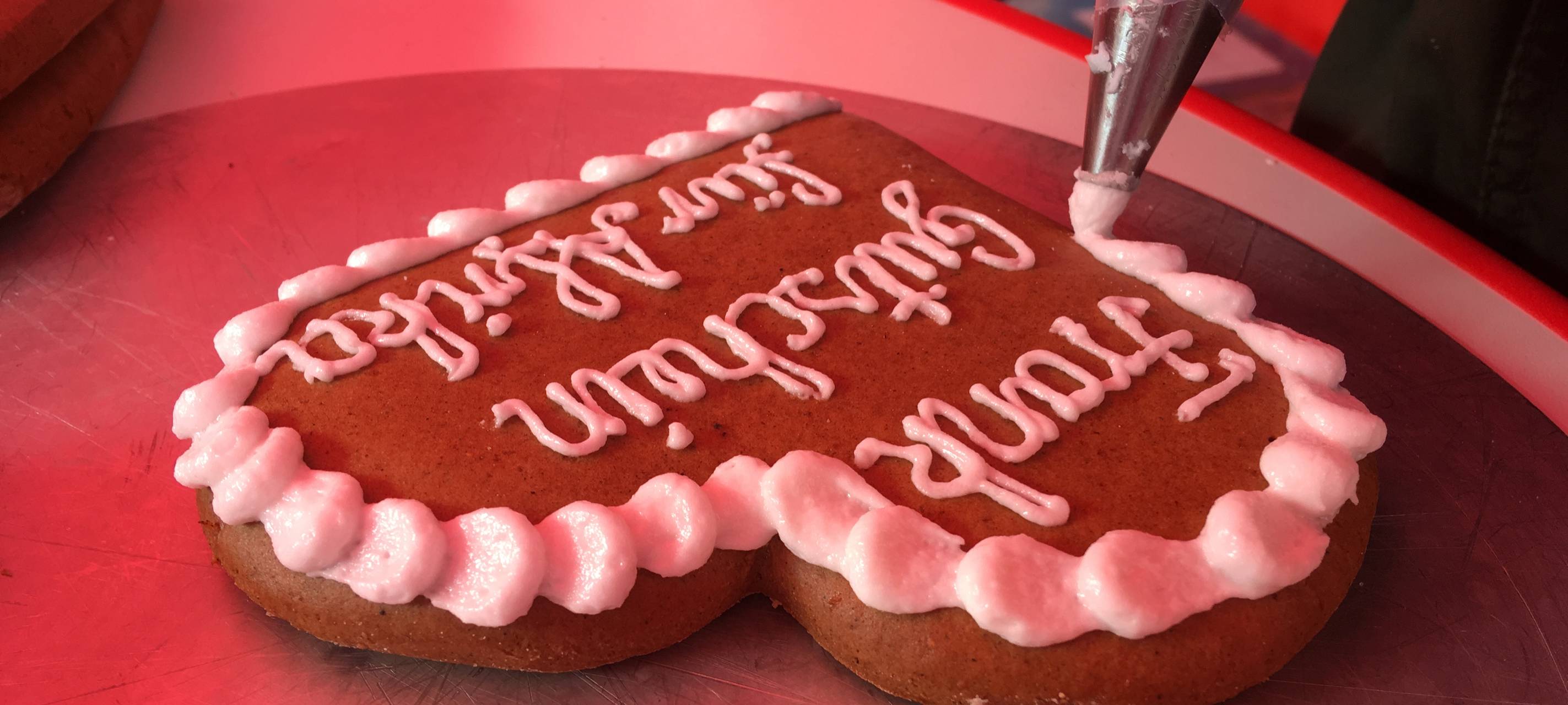 RWE-Herzen und Lebkuchen für den besten Papa bei der Radio Essen Lichtblicke Aktion in Steele