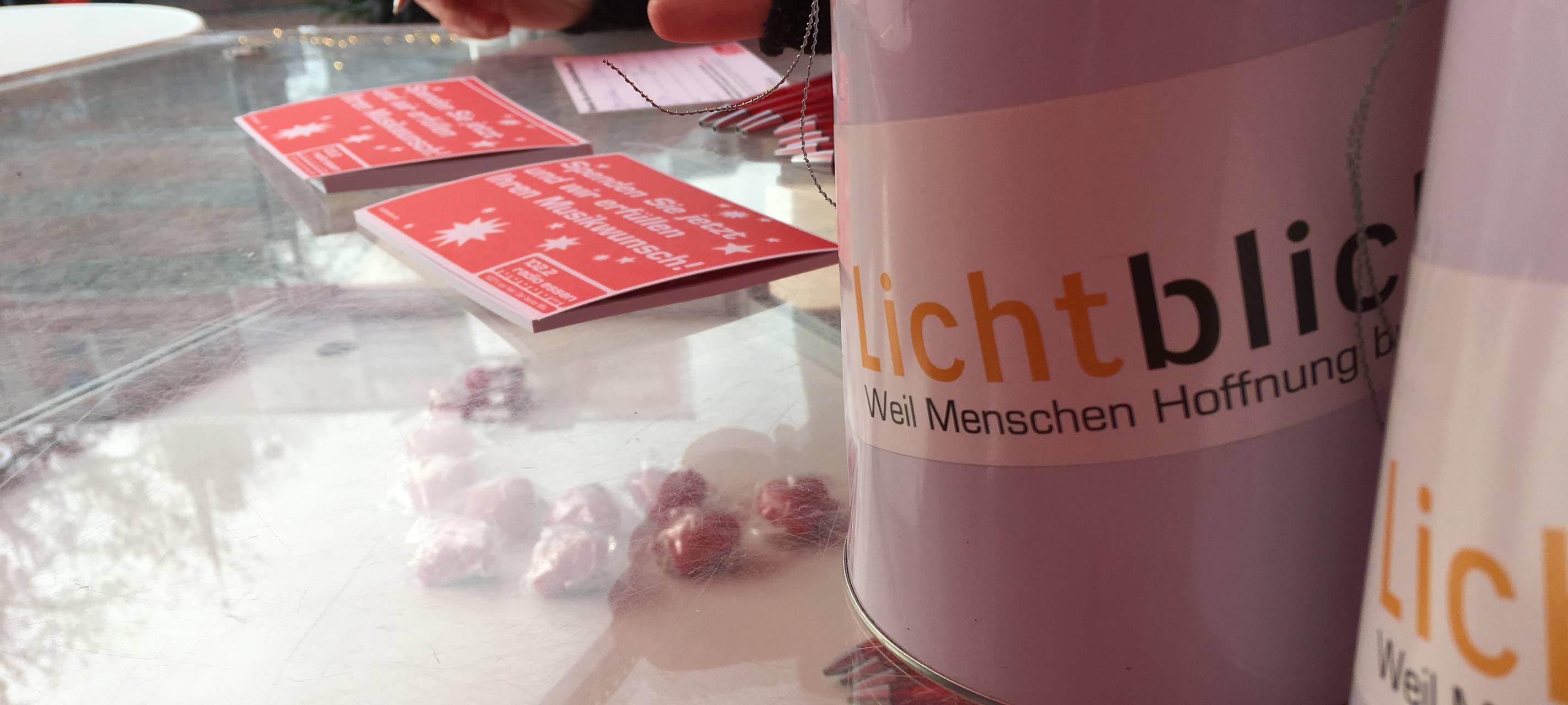 RWE-Herzen und Lebkuchen für den besten Papa bei der Radio Essen Lichtblicke Aktion in Steele
