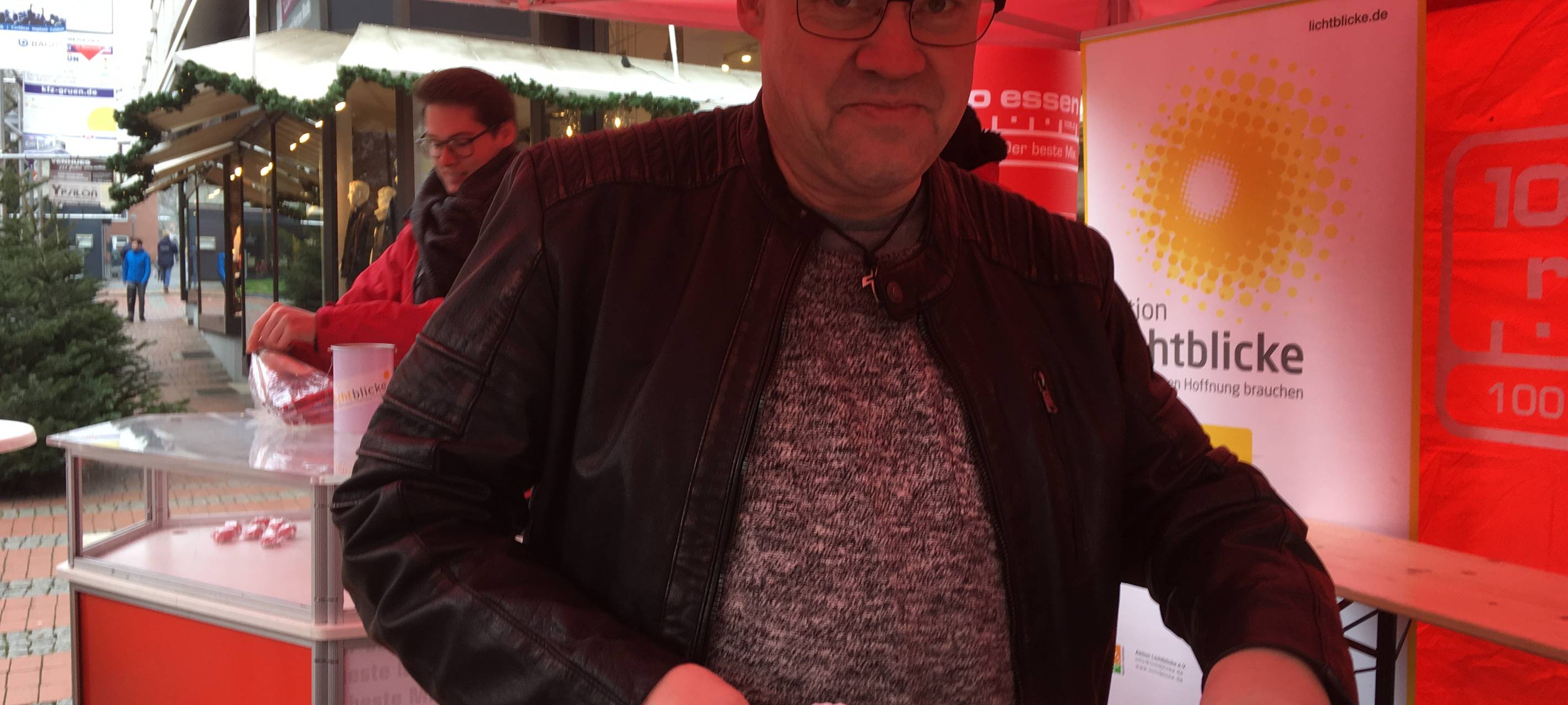 RWE-Herzen und Lebkuchen für den besten Papa bei der Radio Essen Lichtblicke Aktion in Steele