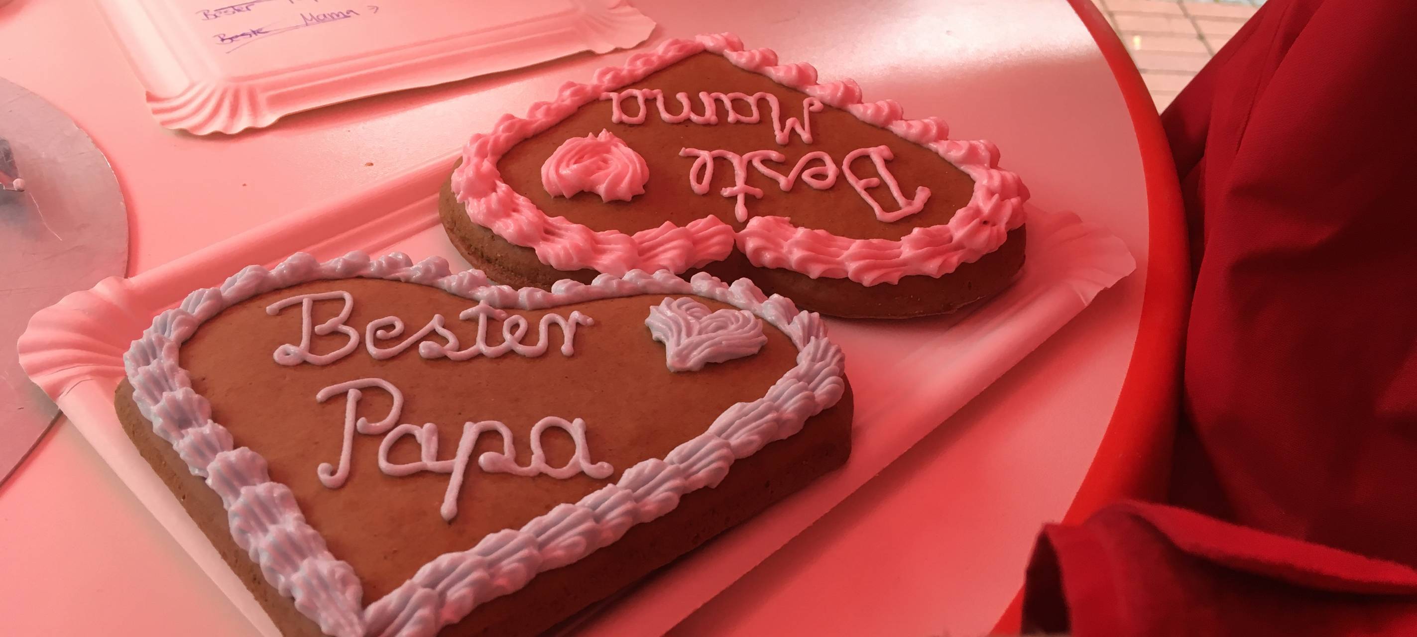 RWE-Herzen und Lebkuchen für den besten Papa bei der Radio Essen Lichtblicke Aktion in Steele