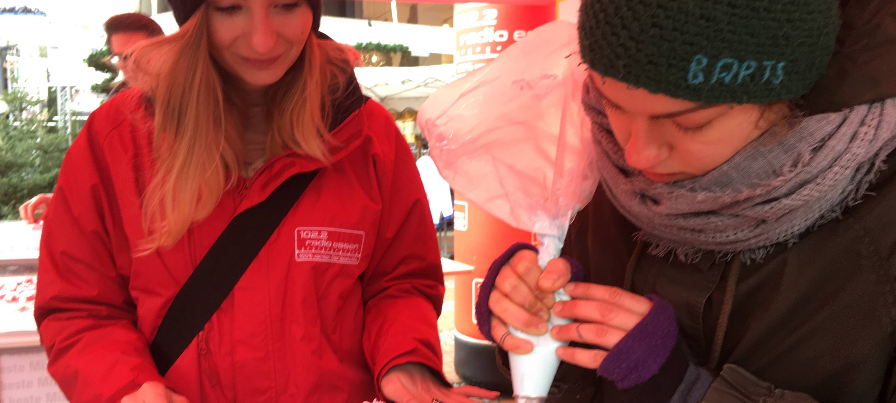 RWE-Herzen und Lebkuchen für den besten Papa bei der Radio Essen Lichtblicke Aktion in Steele
