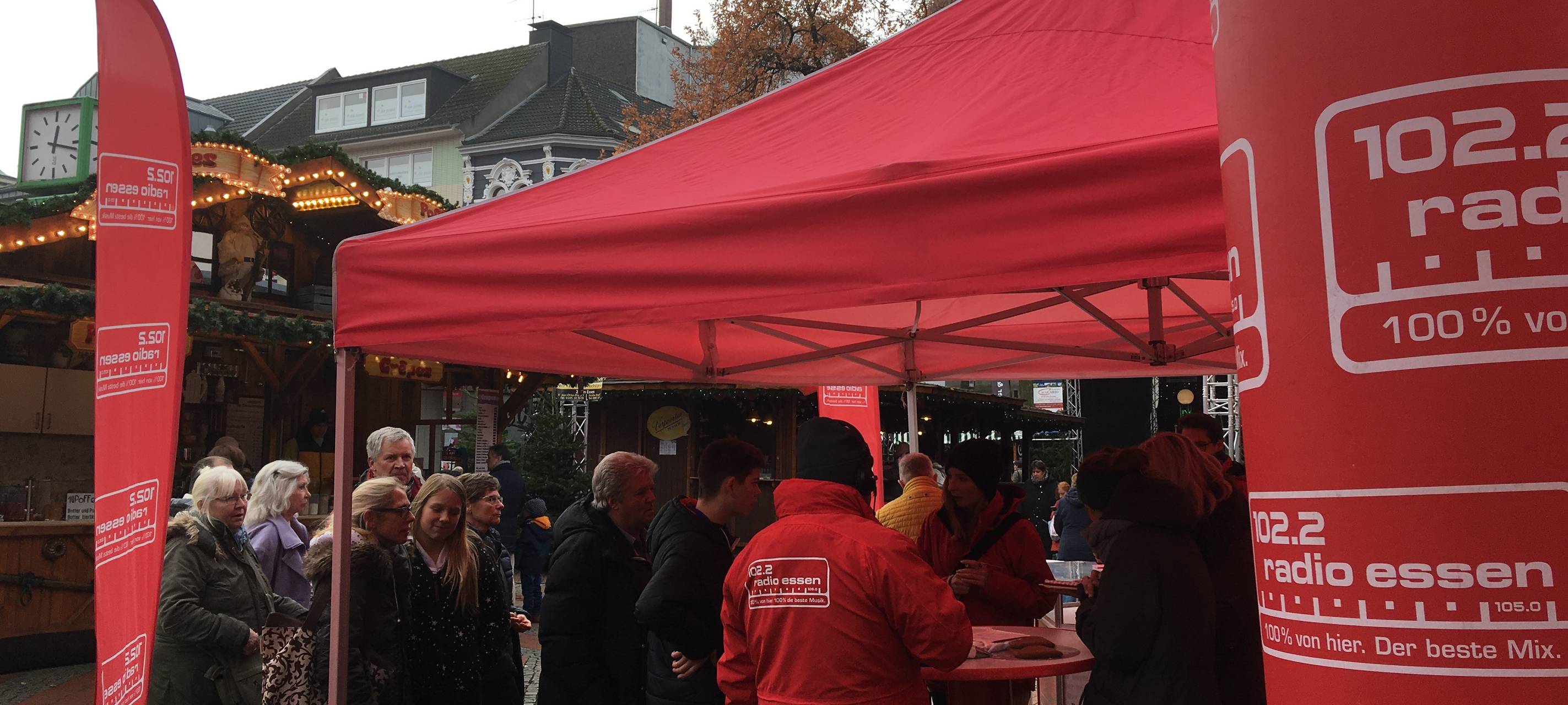 RWE-Herzen und Lebkuchen für den besten Papa bei der Radio Essen Lichtblicke Aktion in Steele