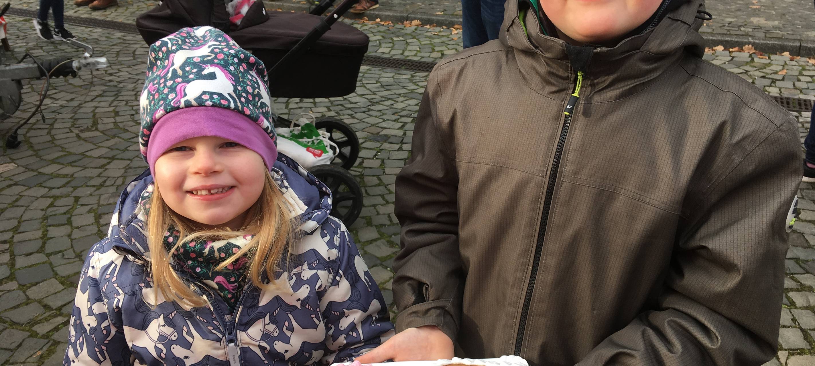 Finn und Emma aus Horst schenken ihren Eltern die Lebkuchenherzen.