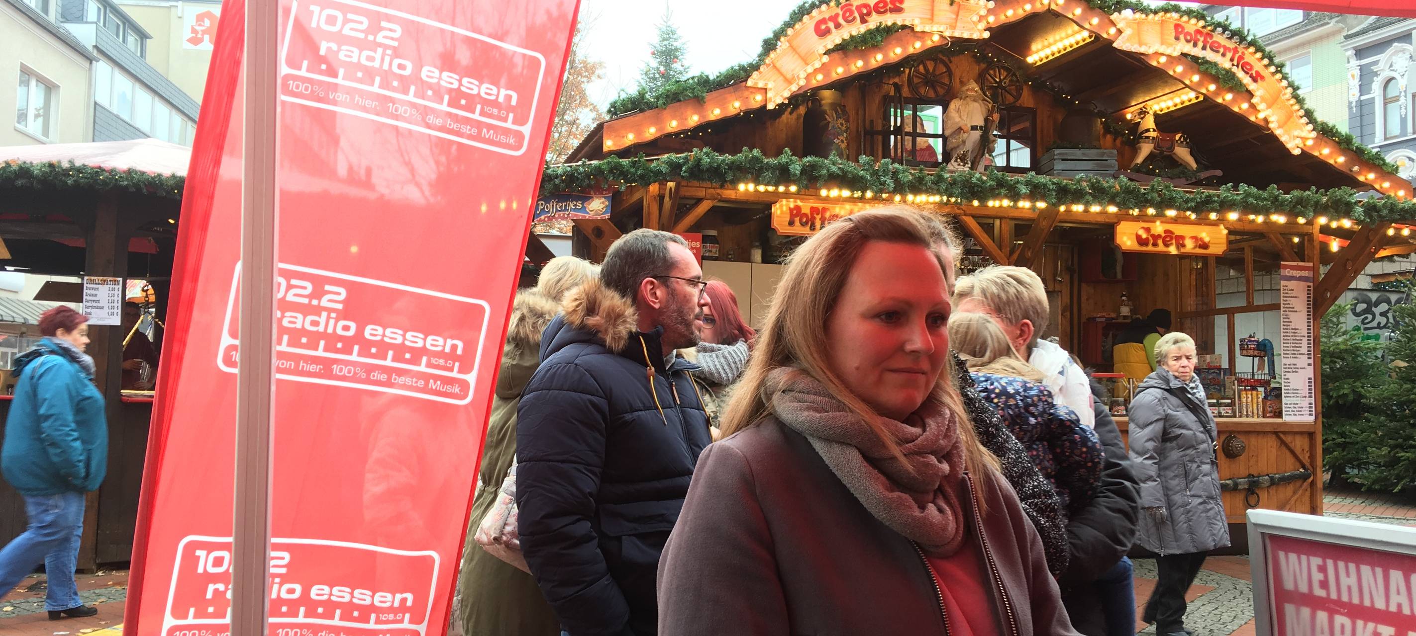Die Schlange auf dem Kaiser-Otto-Platz am Radio Essen Zelt ging bis zur Wurstbude auf der anderen Seite.