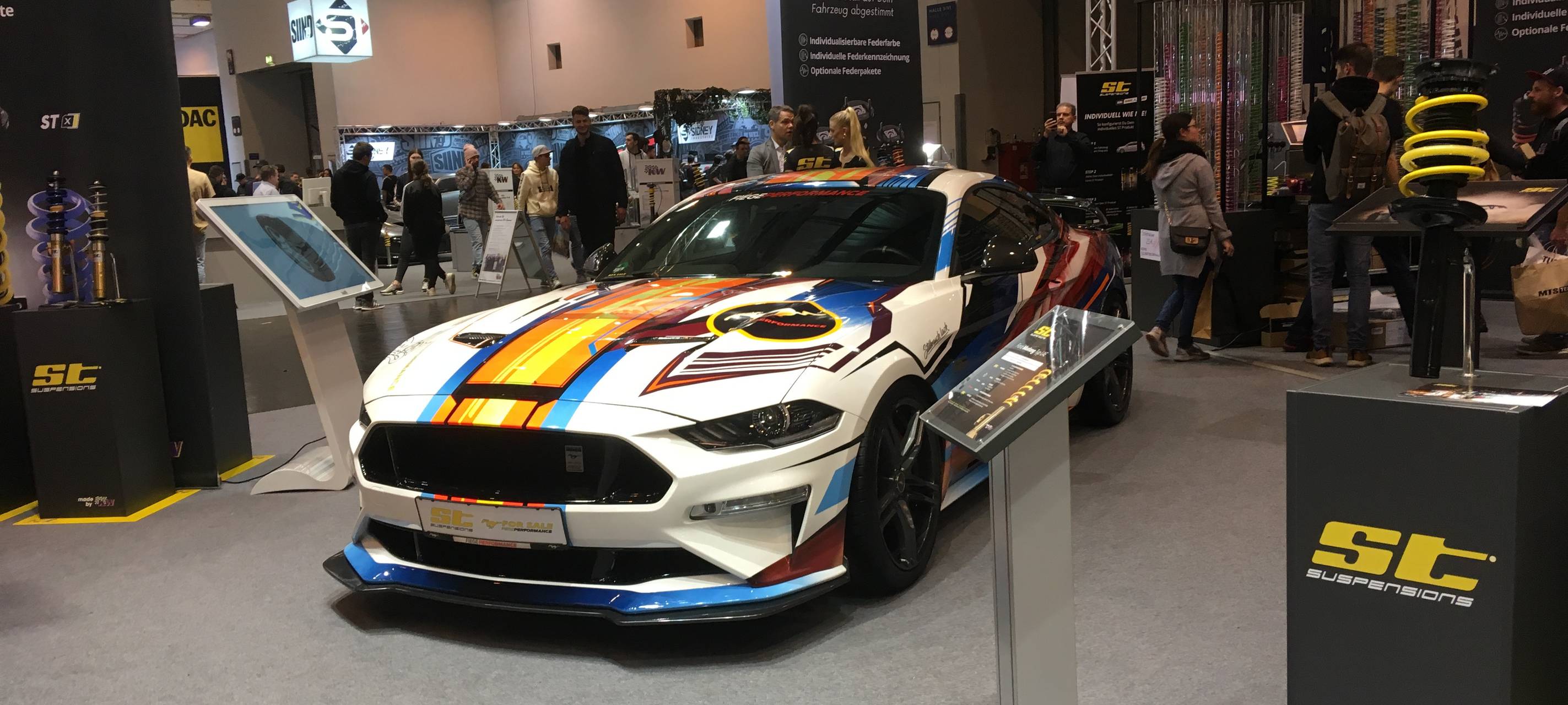 Gewinde und Federn werden angbeoten, um die Autos tiefer zu legen.