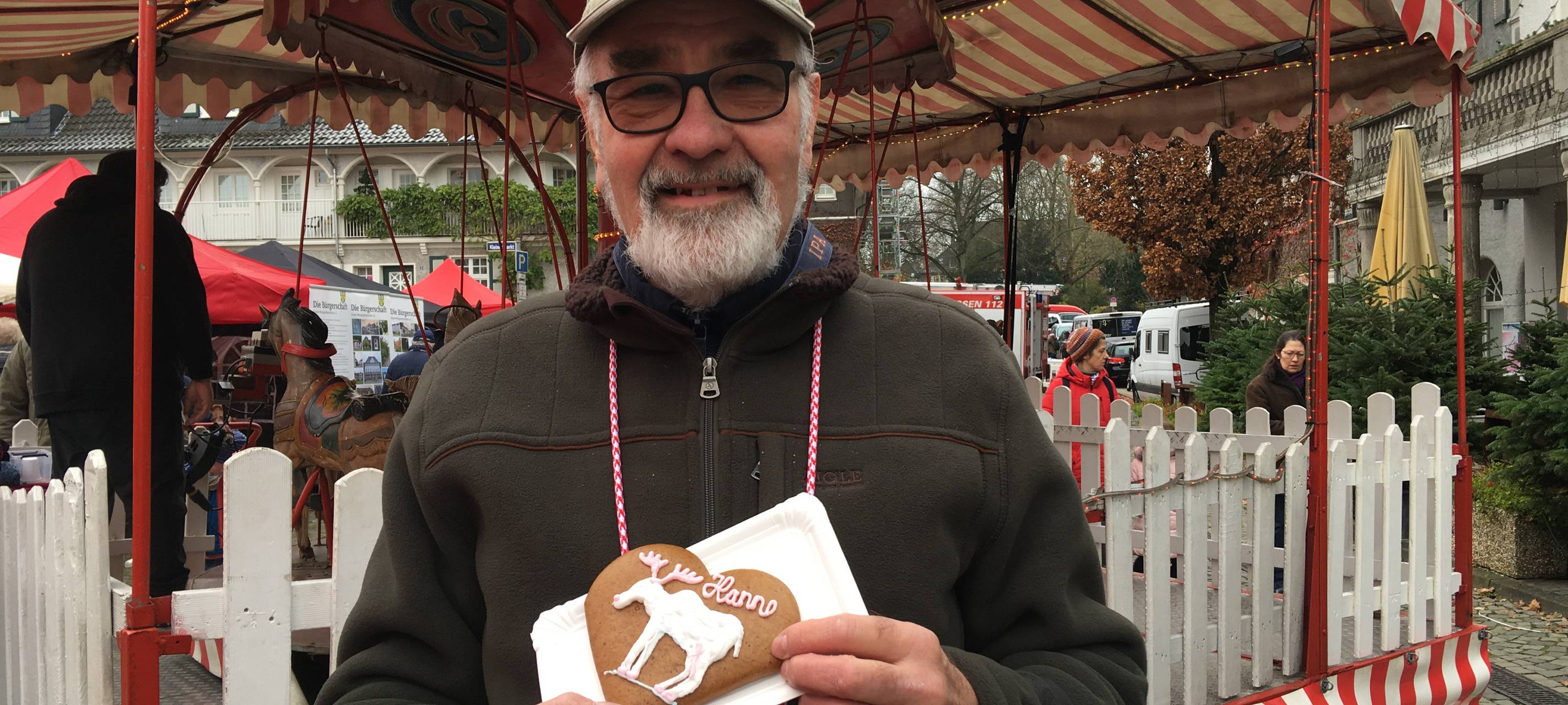 Hans überrascht seine Frau mit einem Elch-Lebkuchenherz.