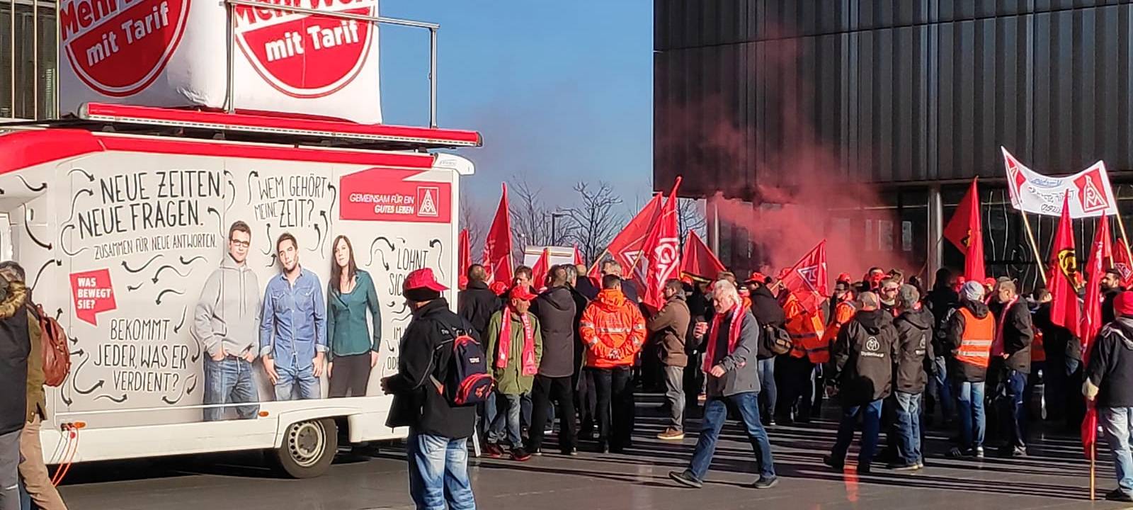 Demo in Essen: Mitarbeiter von ThyssenKrupp fordern Klarheit über Arbeitsplätze
