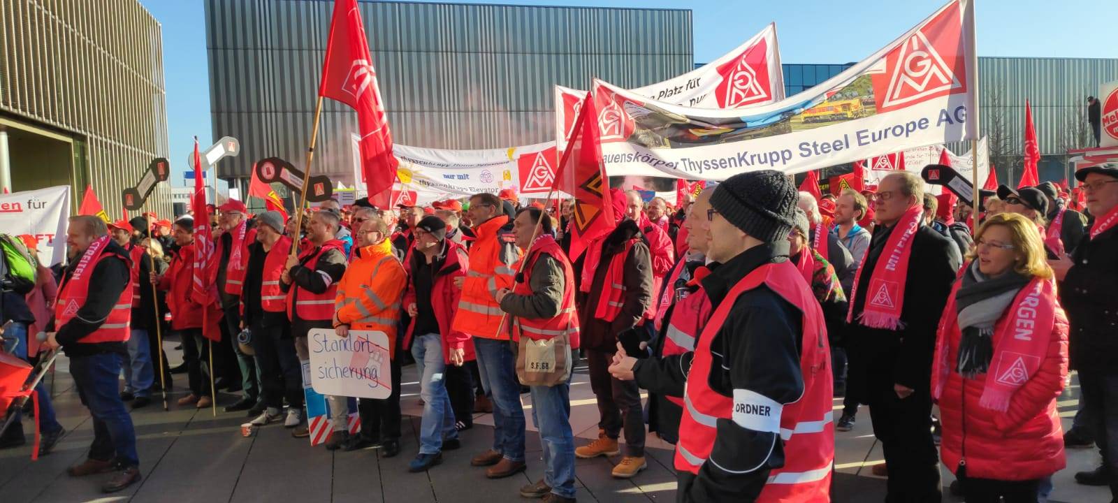Demo in Essen: Mitarbeiter von ThyssenKrupp fordern Klarheit über Arbeitsplätze