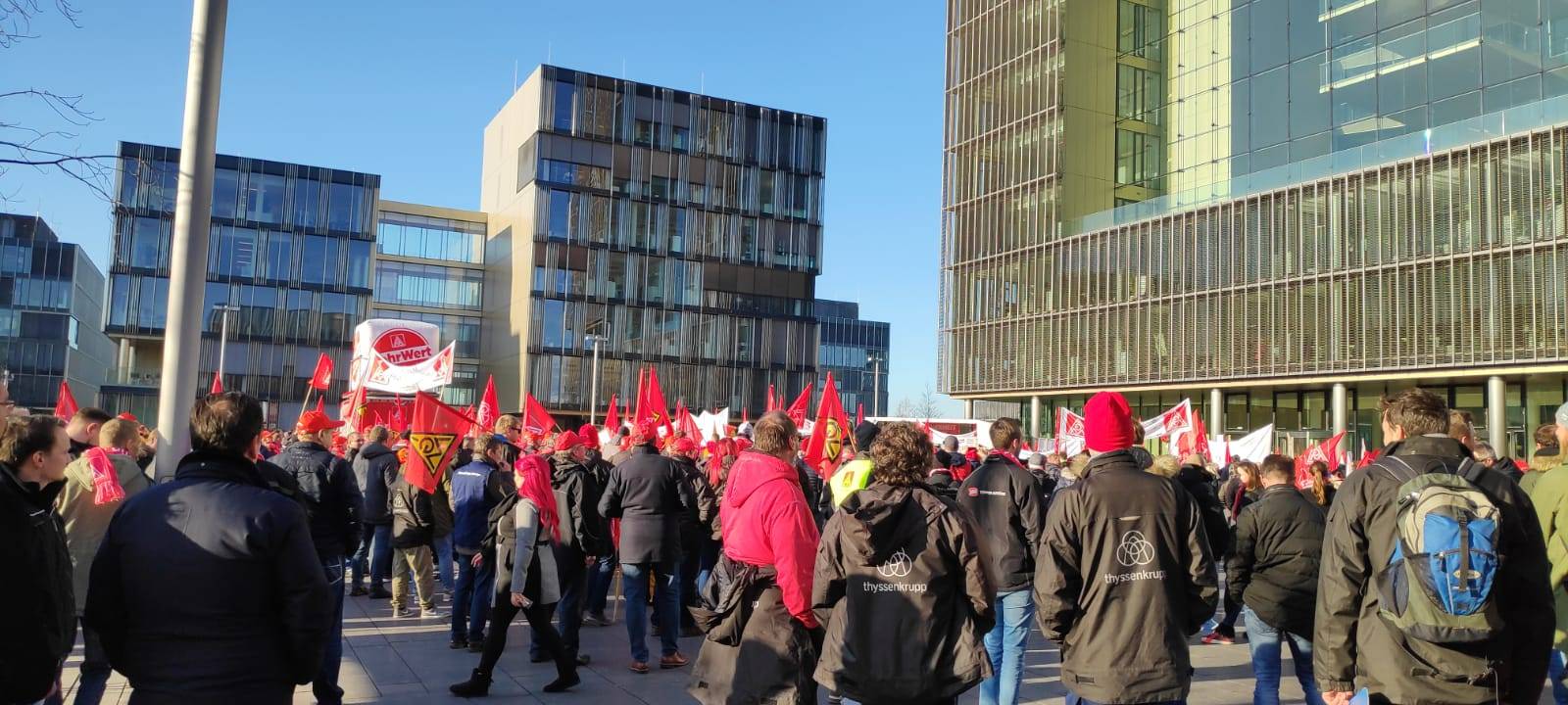 Demo in Essen: Mitarbeiter von ThyssenKrupp fordern Klarheit über Arbeitsplätze