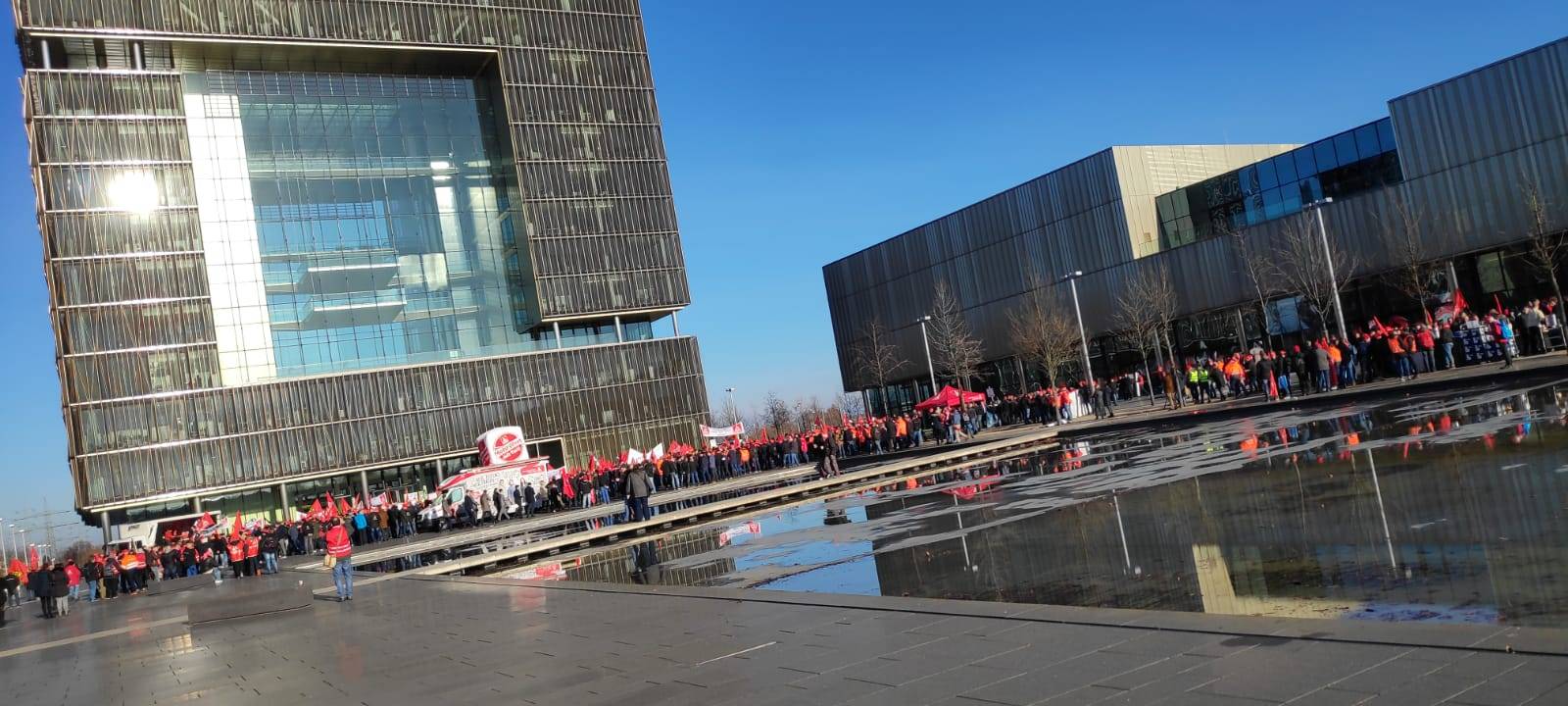 Demo in Essen: Mitarbeiter von ThyssenKrupp fordern Klarheit über Arbeitsplätze