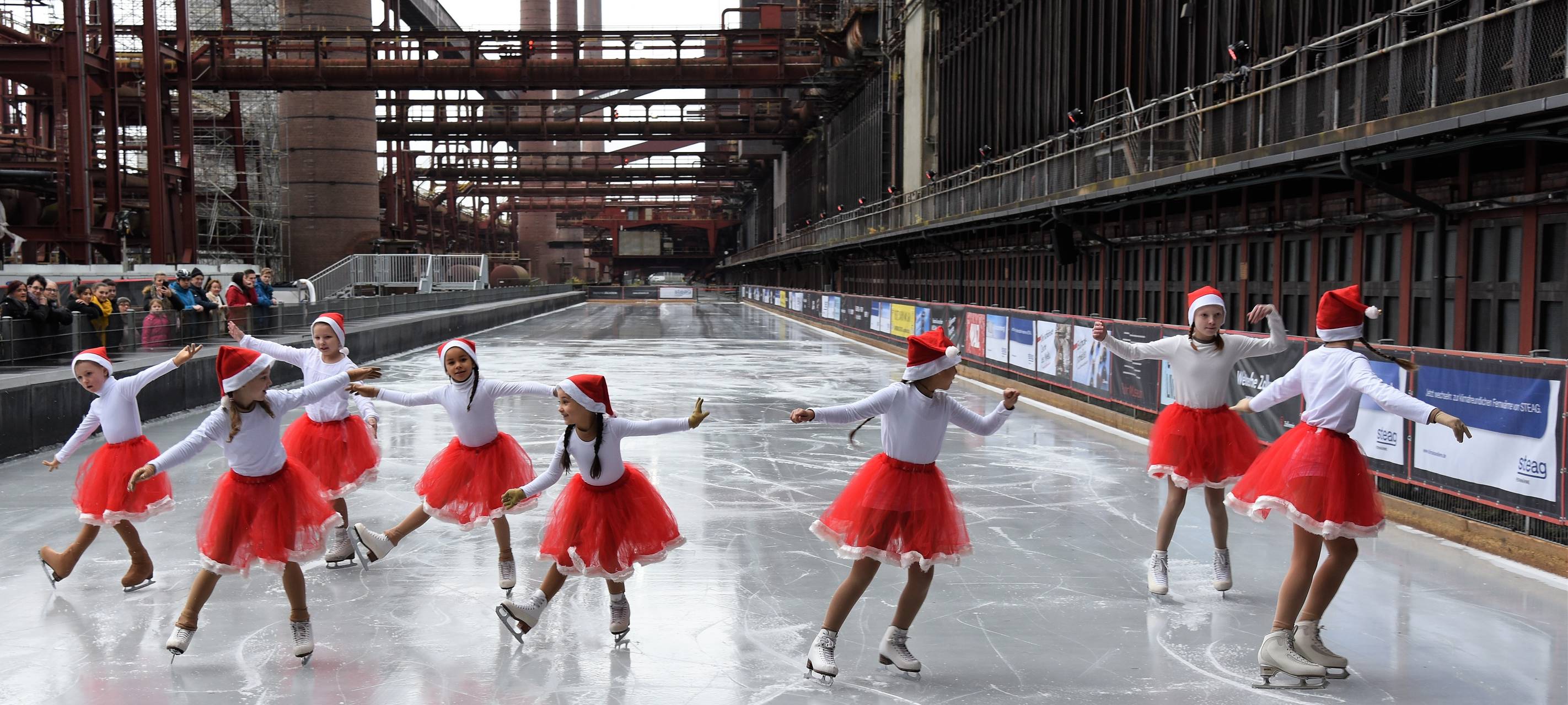Öffnungszeiten und Preise Eislaufbahn Zollverein: Schlittschuhfahren, Eisdisco, Eisstockschießen