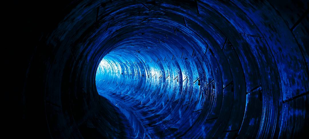 Großes Rohr von innen, blau beleuchtet
