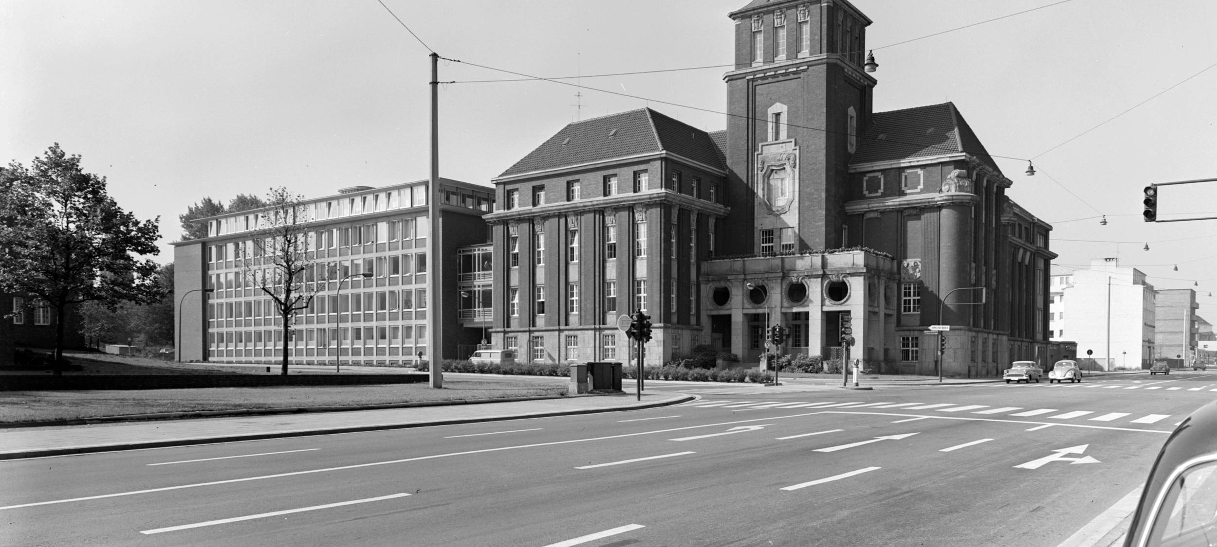 Großes Haus mit Turm; schwarzweiss