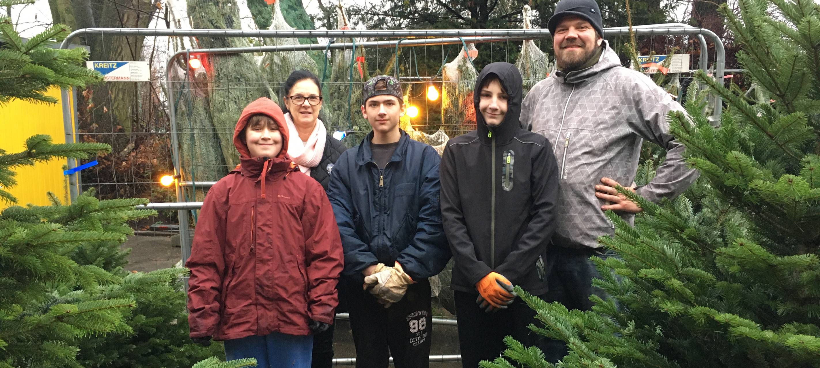 Essen: Schüler verkaufen selbstgeschlagene Weihnachtsbäume in Frohnhausen