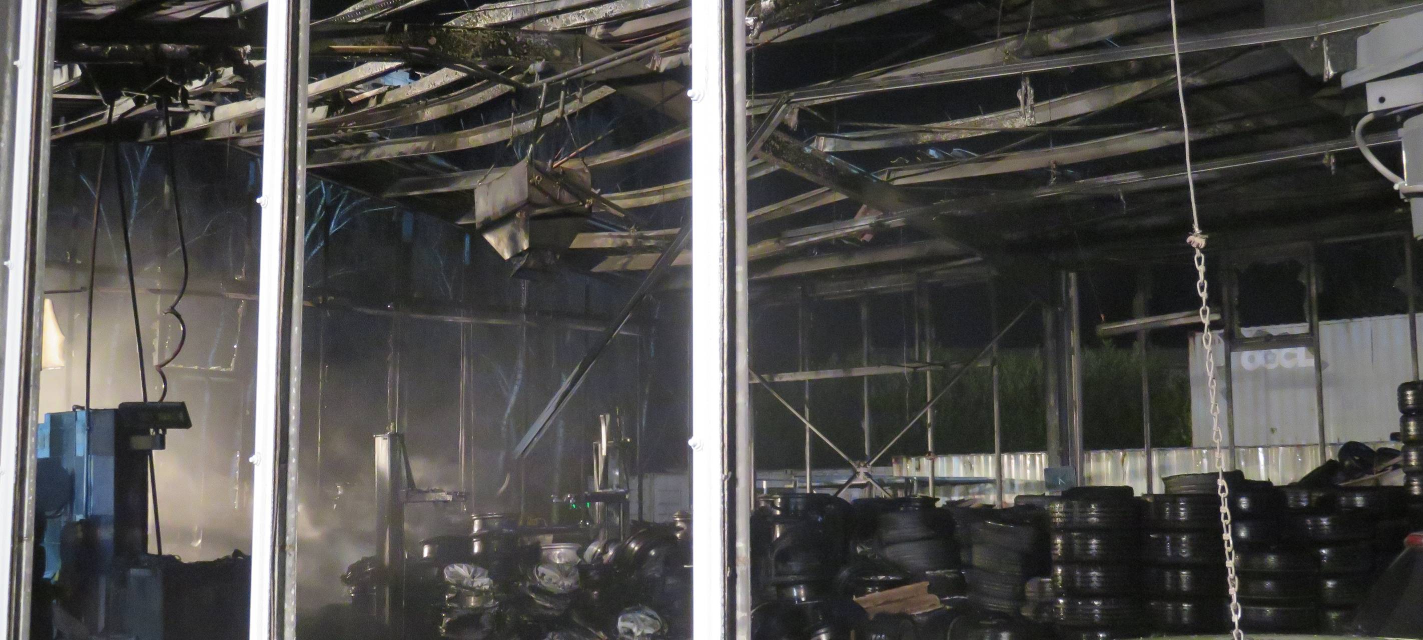 Ausgebrannte Halle mit Reifen in Essen-Kettwig