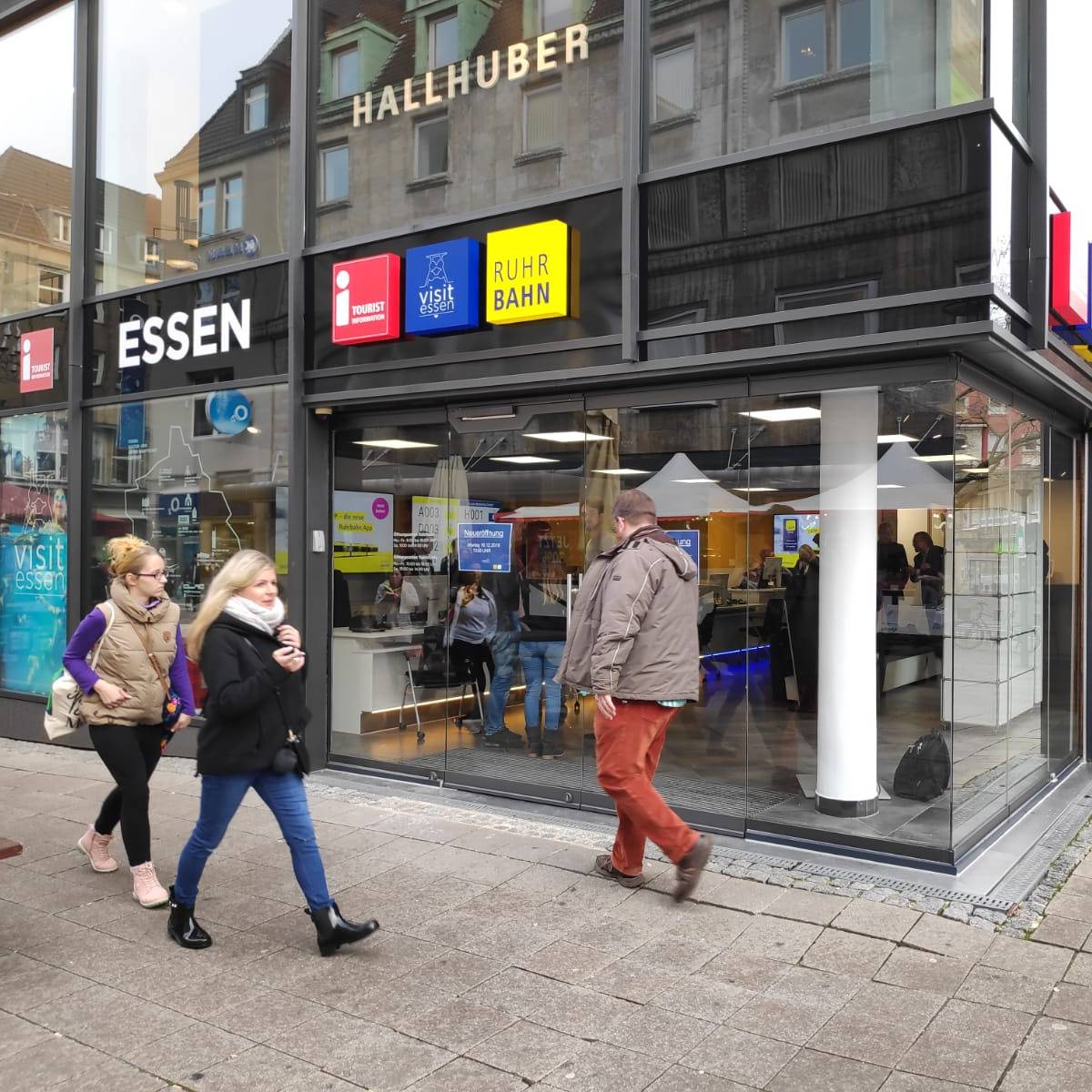 Die neue Kombi aus Touristikzentrale und Kundencenter der Ruhrbahn gleich am Anfang der Kettwiger Straße in Essen.