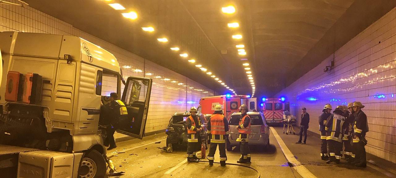 Unfall mit Tanklaster im Ruhrschnellwegtunnel der A40 bei Essen.