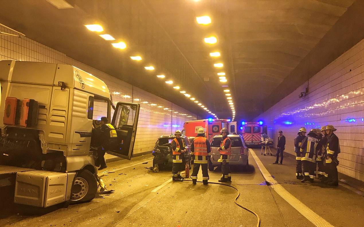 Unfall mit Tanklaster im Ruhrschnellwegtunnel der A40 bei Essen.