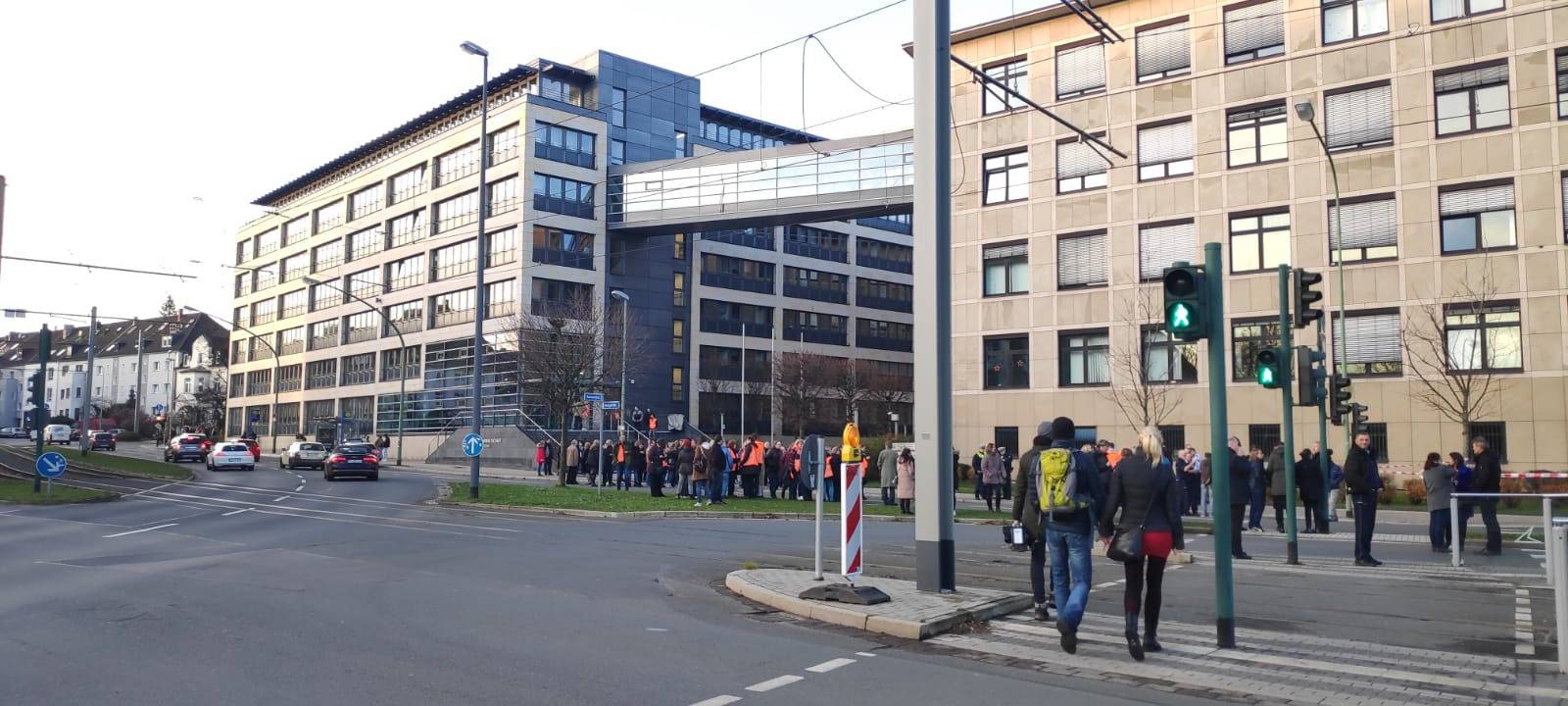Die Mitarbeiter des Landgerichts und der Staatsanwaltschaft sind teilweise ohne Jacke und Autoschlüssel aus ihren Büros in Essen.