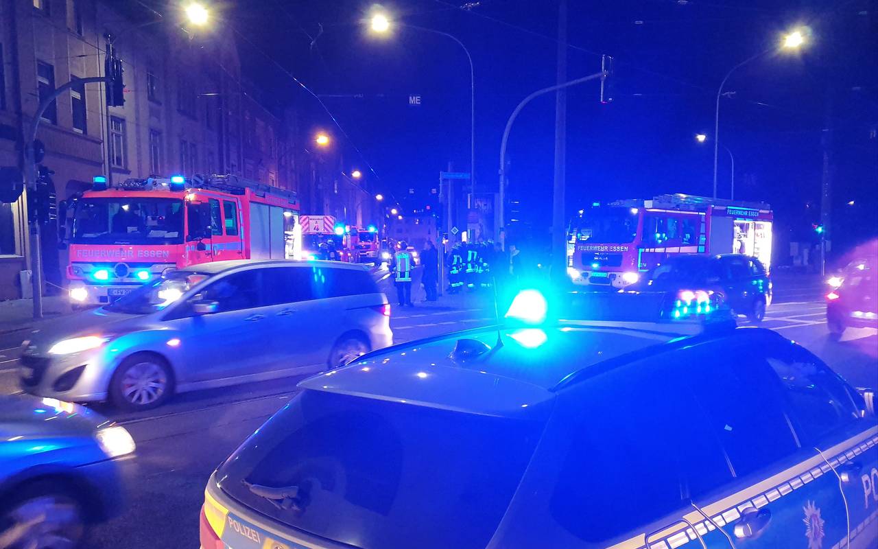 Viel Blaulicht in Katernberg: Polizei und Feuerwehr sind zu einem Brand gerufen worden. 