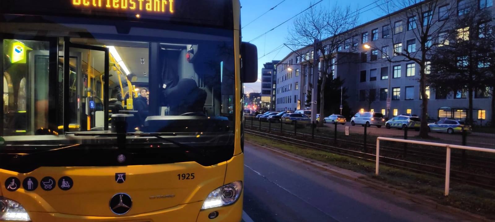 Während der Bombendrohung wärmen sich die wartenden Mitarbeiter in Bussen vor dem Landgericht in Essen auf.
