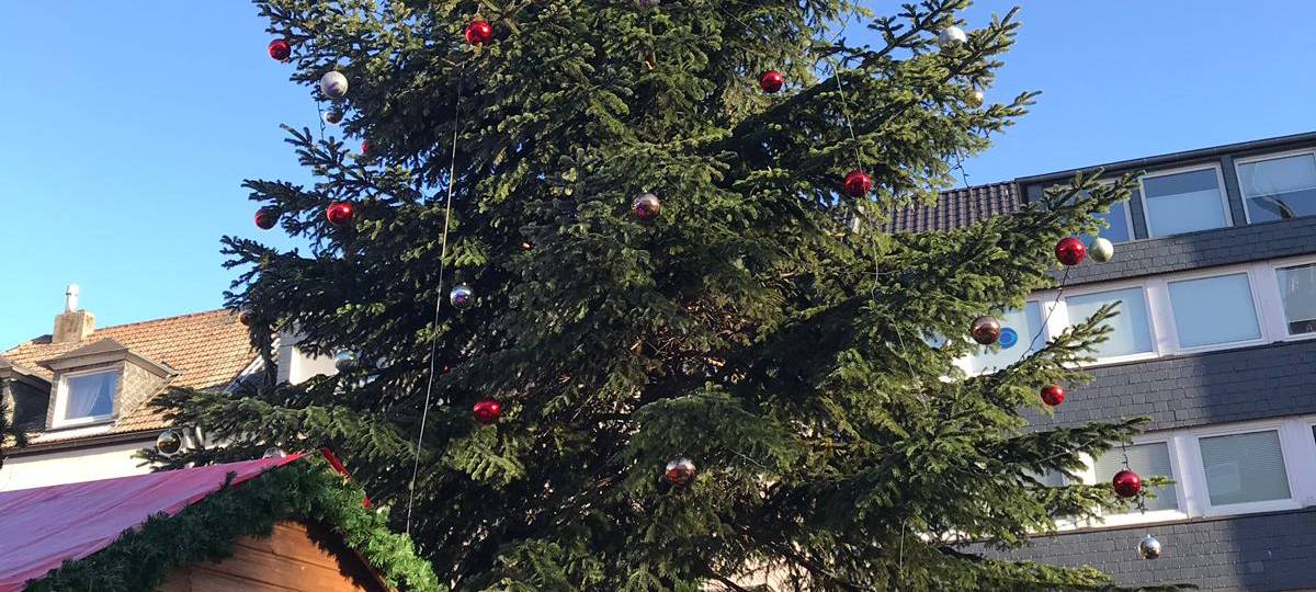 Die drehende Tanne steht auf dem Weihnachtsmarkt in Essen-Steele.
