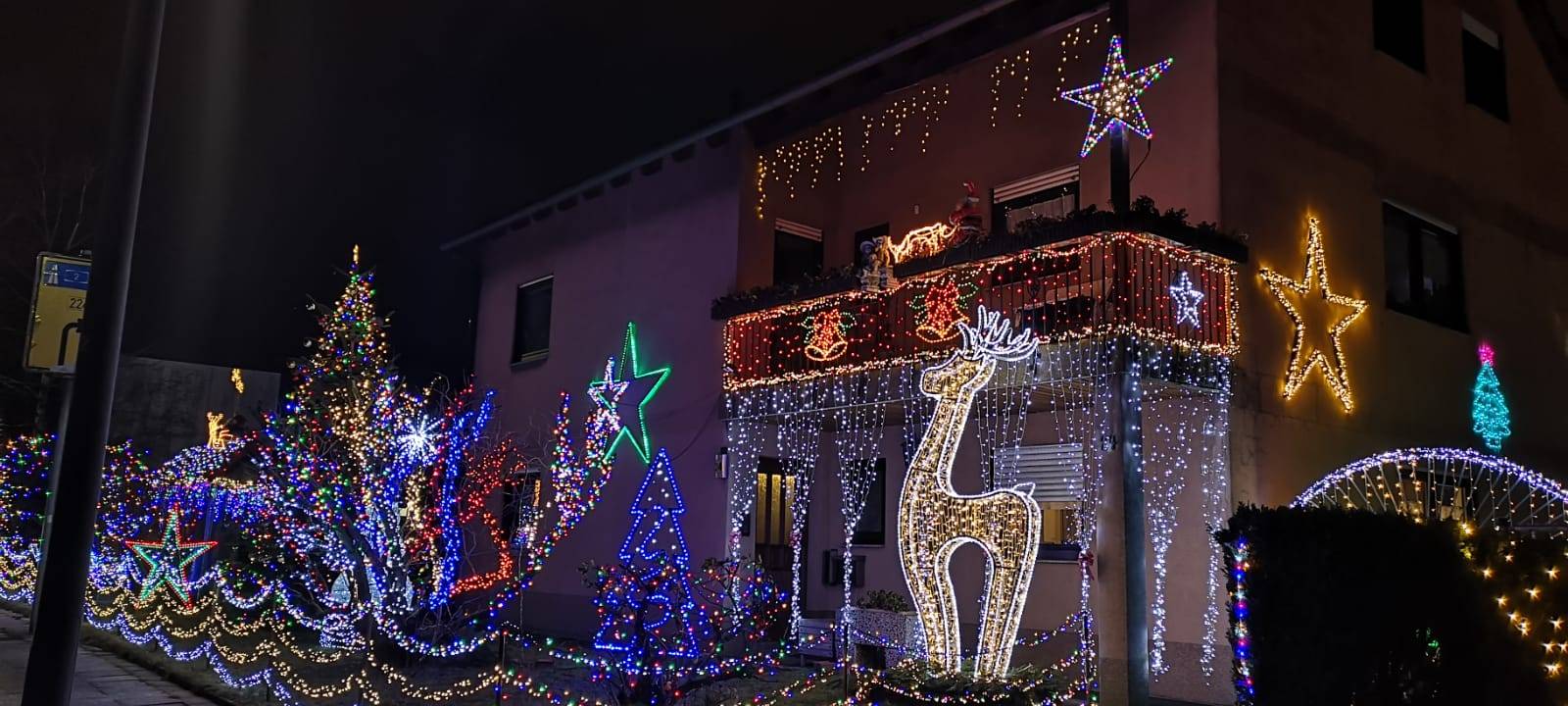 Weihnachtlich geschmückte Häuser in der Stadt