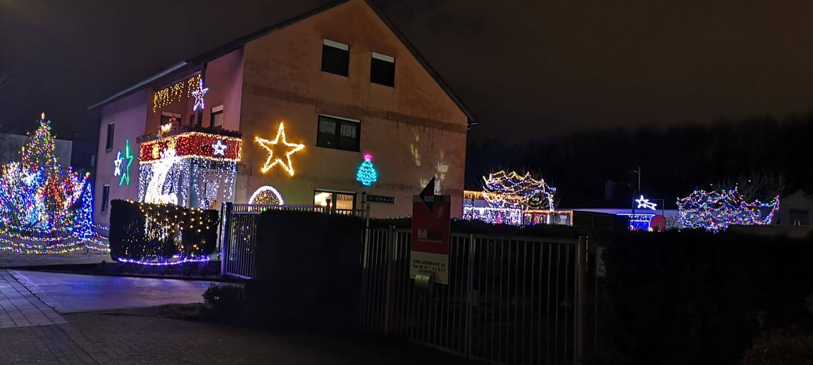 Weihnachtlich geschmückte Häuser in der Stadt