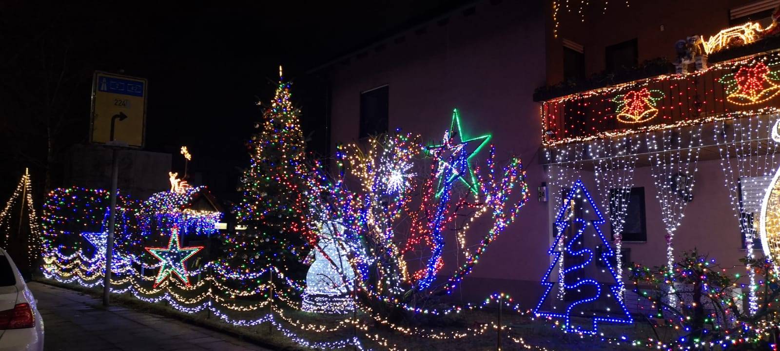 Weihnachtlich geschmückte Häuser in der Stadt