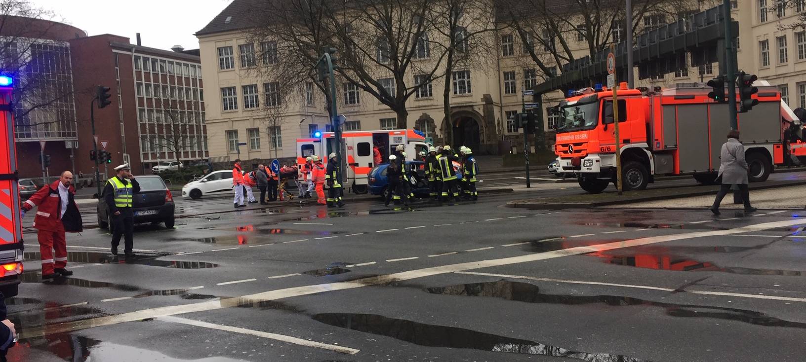 Unfall in Essen: Autos zusammengestoßen