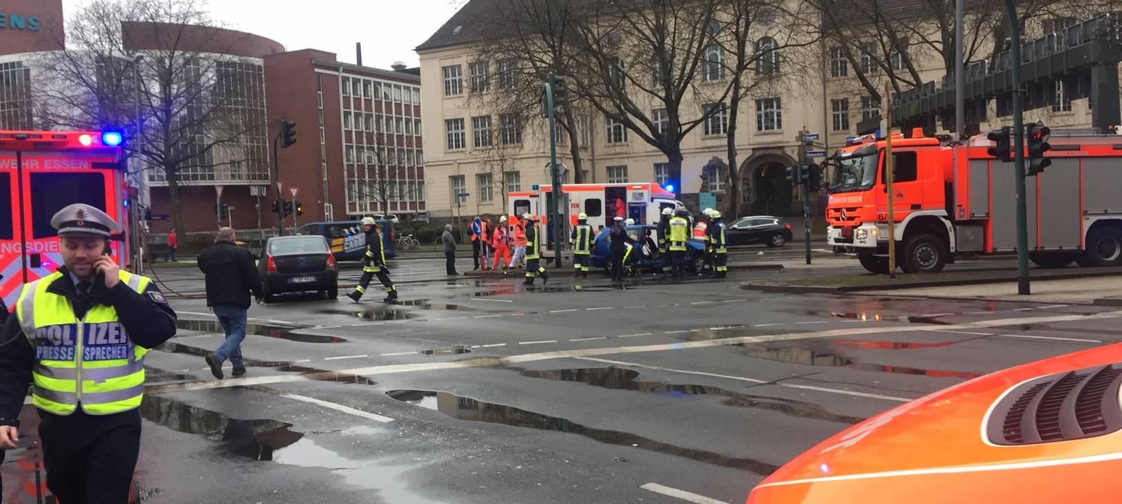 Unfall in Essen: Autos zusammengestoßen