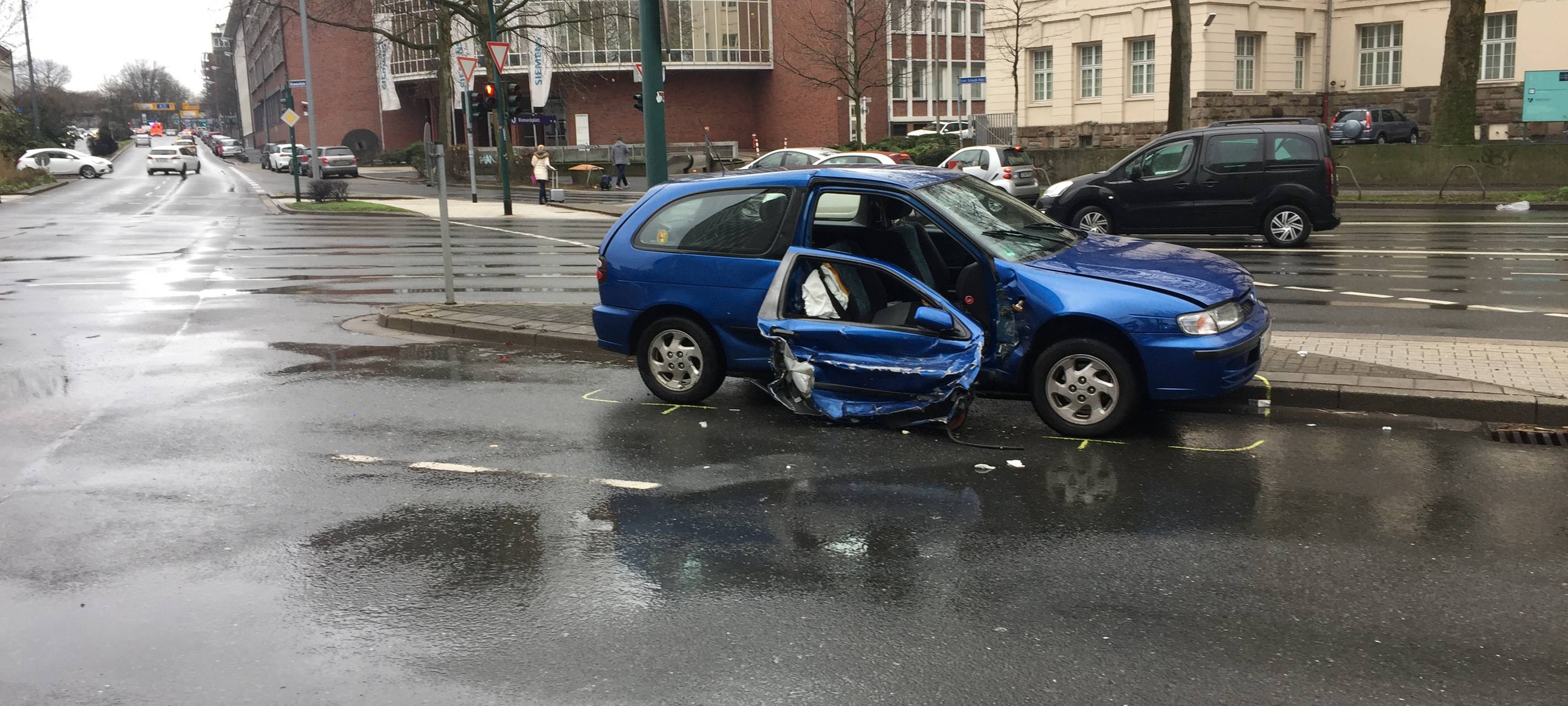 Unfall in Essen: Autos zusammengestoßen