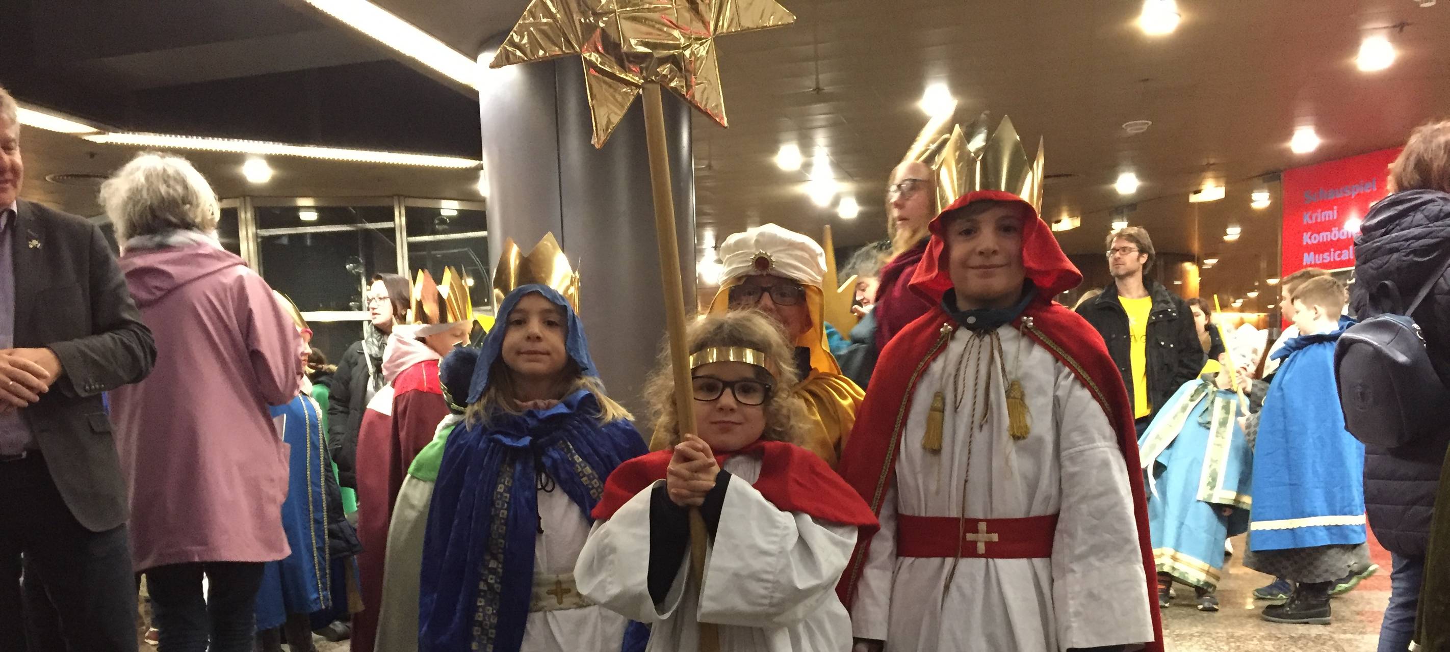 Sternsinger aus Essen-Kray segnen das Rathaus in der Innenstadt.
