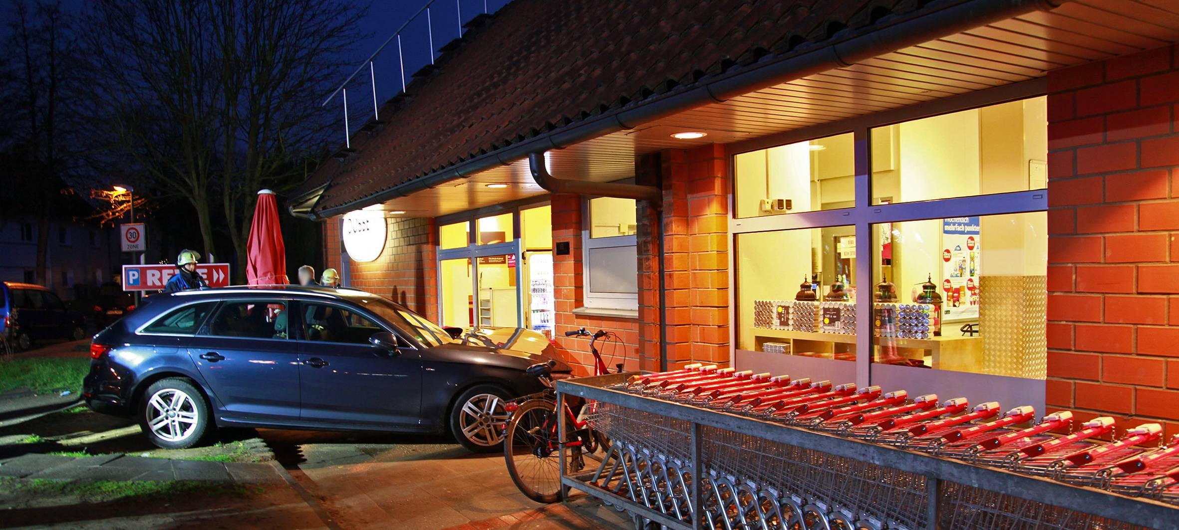 Auto fährt in Bäckerei in Essen-Frillendorf