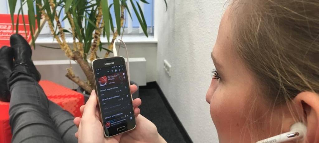Radio Essen-Moderatorin Larissa Schmitz hört Podcast.