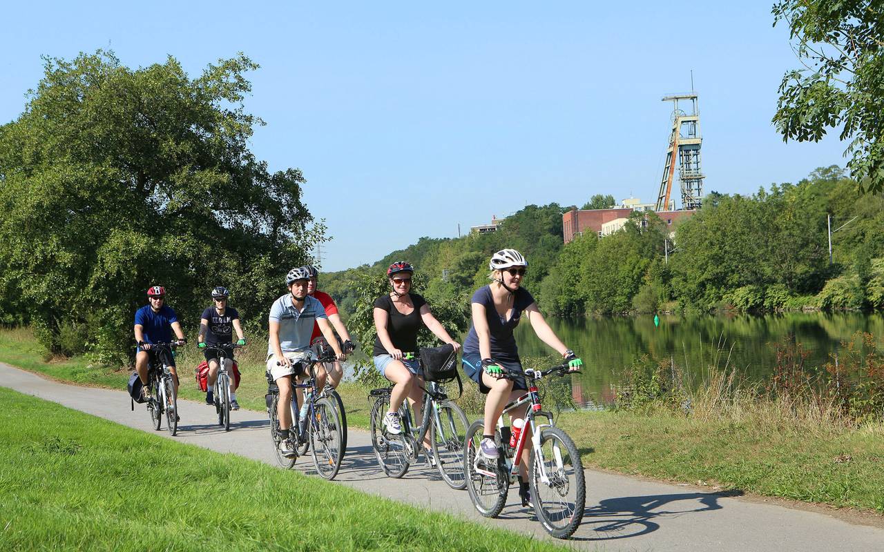 Auf dem Bild radelt eine Gruppe Fahrradfahrer an der Ruhr entlang.