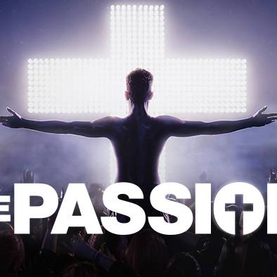Teaserbild für die Show Passion; abgedunkelte Person steht mit ausgebreiteten Armen vor einem weiß leuchtenden Kreuz