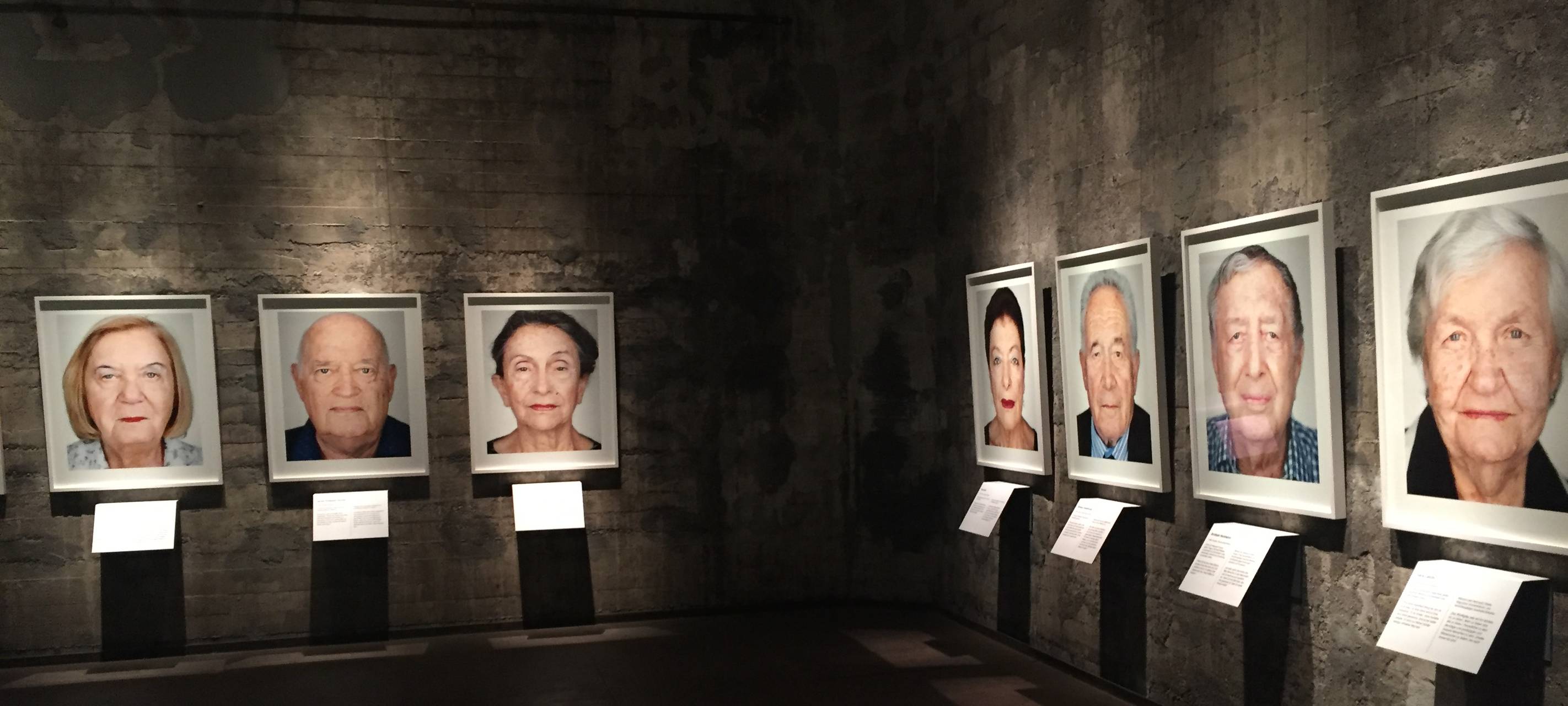 Nur die Gesichter der Überlebenden sind zu sehen, keine Umgebung, keine Ablenkung. Das ist die Spezialität von Martin Schoeller.