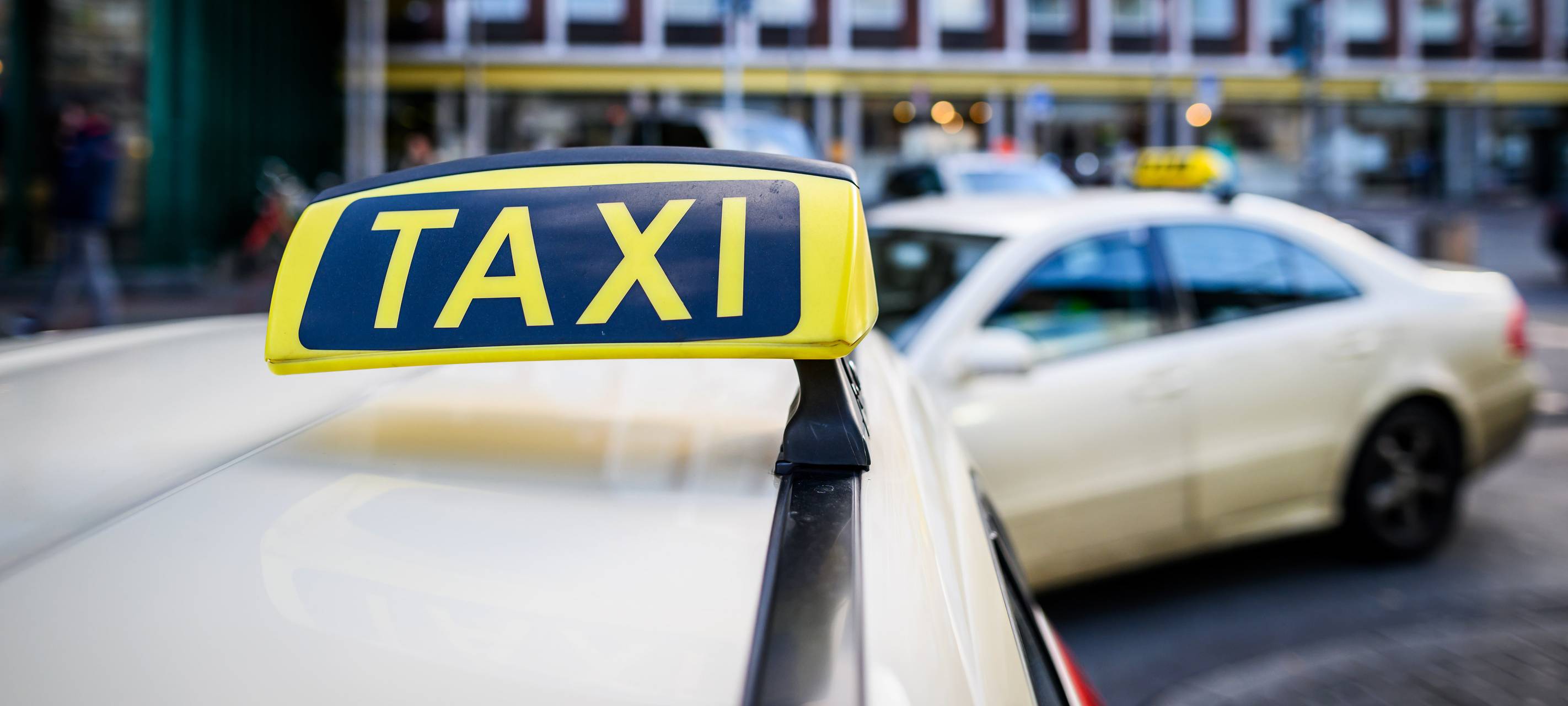 Zwei Taxen warten auf Fahrgäste.