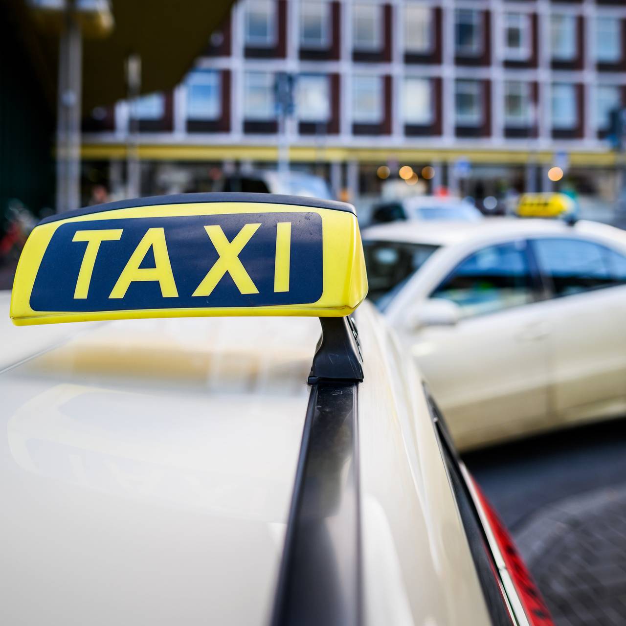 Zwei Taxen warten auf Fahrgäste.