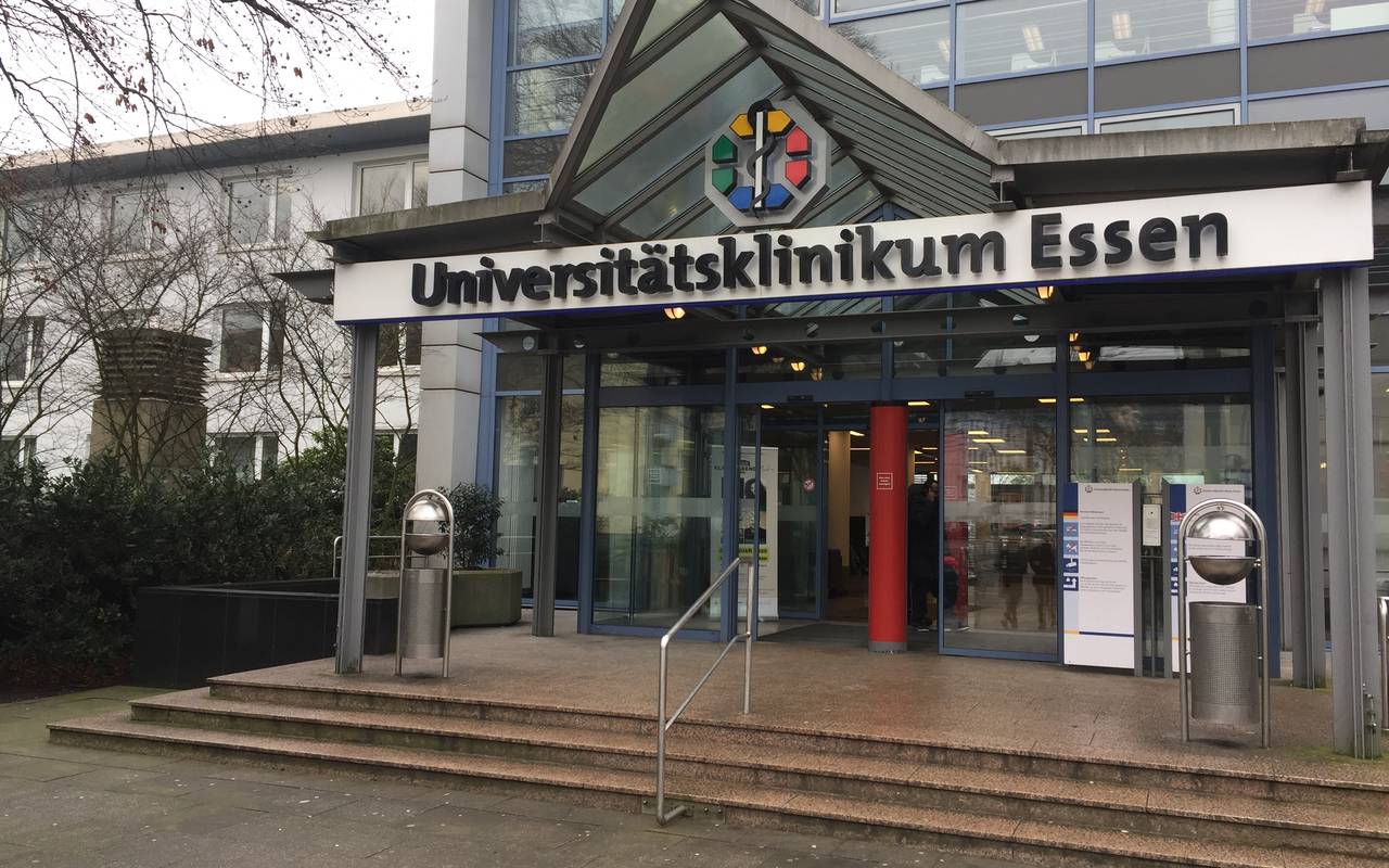 Haupteinang mit Schild "Universitätsklinikum Essen"