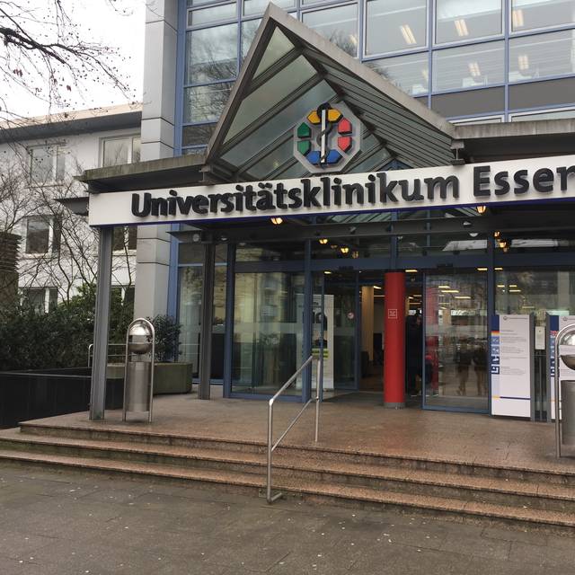 Haupteinang mit Schild "Universitätsklinikum Essen"