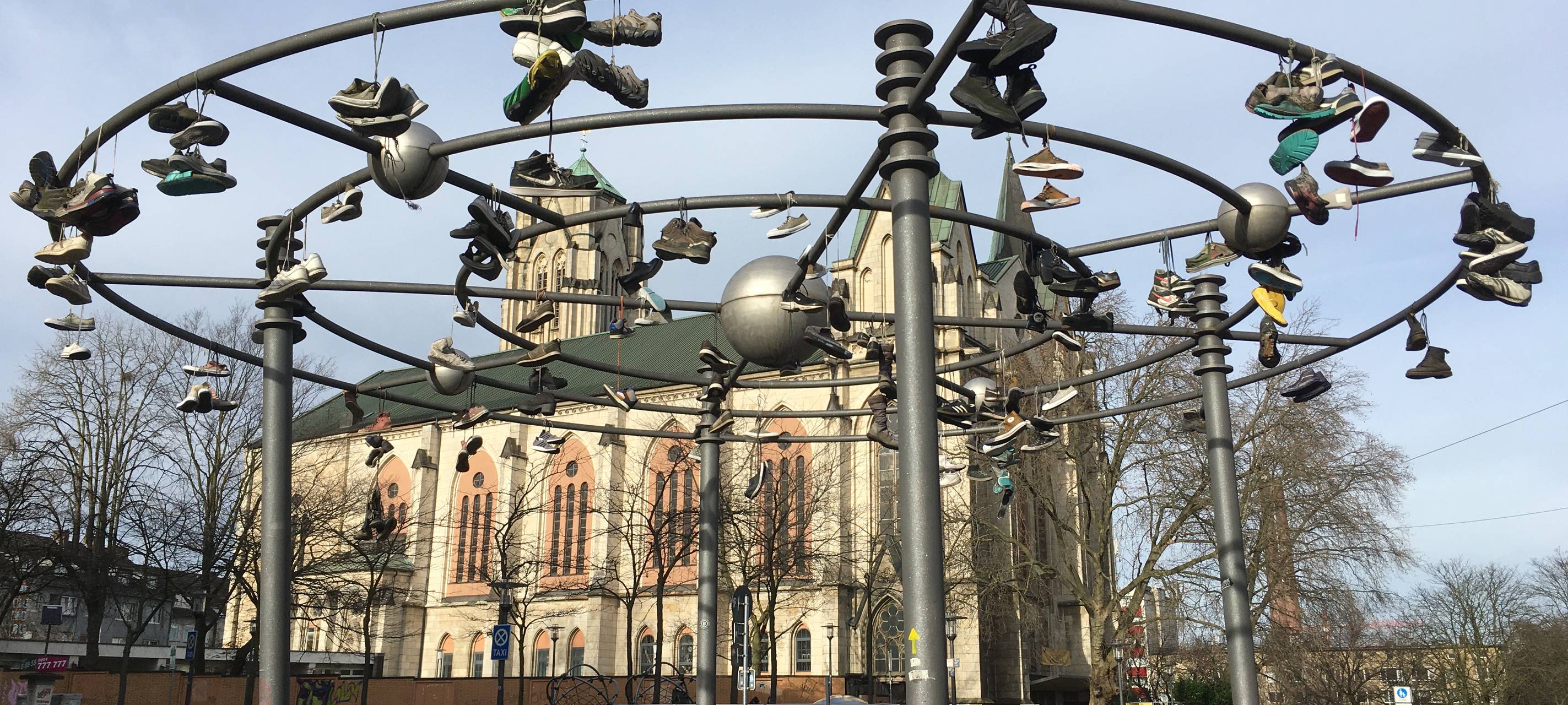 Am Pferdemarkt in Essen baumeln alte Schuhe